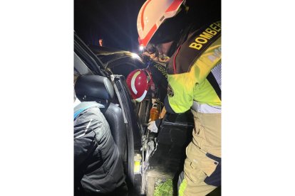 Intervención de los Bomberos Valladolid por una colisión frontolateral contra el soporte del viaducto donde fue rescatado un hombre. BOMBEROSVLL