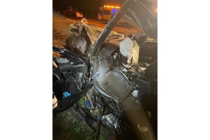 Intervención de los Bomberos Valladolid por una colisión frontolateral contra el soporte del viaducto donde fue rescatado un hombre. BOMBEROSVLL
