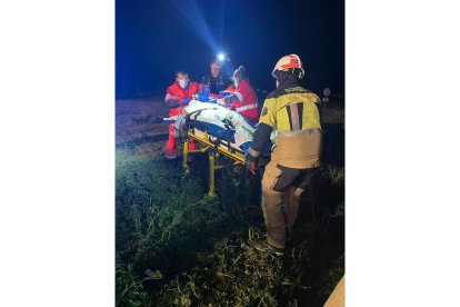 Intervención de los Bomberos Valladolid por una colisión frontolateral contra el soporte del viaducto donde fue rescatado un hombre. BOMBEROSVLL
