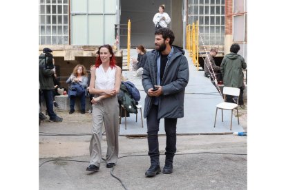 Olivia Baglivi y Francisco Ortiz en el rodaje de 'Memento Mori', en el colegio El Salvador de Valladolid. -J.M. LOSTAU