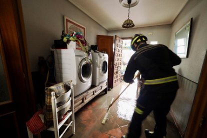 Limpieza de las casas inundadas tras la crecida del Cega. Photogenic/Miguel Ángel Santos.