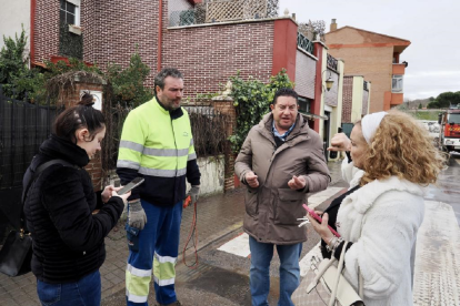 Limpieza de las casas inundadas tras la crecida del Cega. Photogenic/Miguel Ángel Santos.