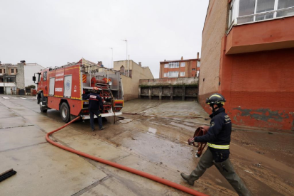 Limpieza de las casas inundadas tras la crecida del Cega. Photogenic/Miguel Ángel Santos.