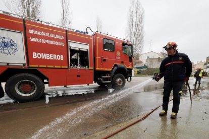 Limpieza de las casas inundadas tras la crecida del Cega. Photogenic/Miguel Ángel Santos.