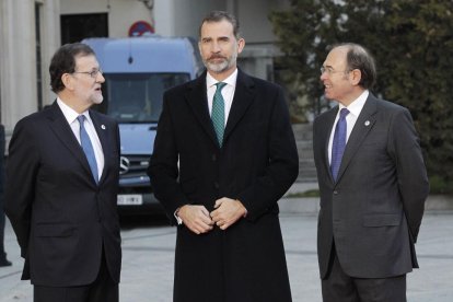 El rey junto al presidente del Gobierno, Mariano Rajoy el presidente del Senado, Pio García Escudero, a su llegada a la VI Conferencia de Presidentes.
