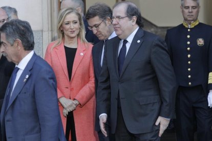 El presidente de la junta de Castilla y León , Juan Vicente Herrera,   junto a la presidenta de la Comunidad de Madrid, Cristina Cifuentes y el presidente de la Xunta de Galicia, Alberto Núñez Feijo.