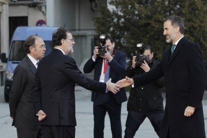 El rey saluda al presidente del Gobierno, Mariano Rajoy y al del Senado, Pío García Escudero, a su llegada a la VI Conferencia de Presidentes.