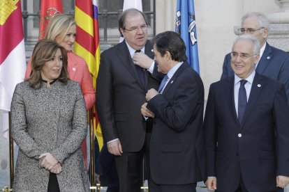 El presidente de la junta de Castilla y León , Juan Vicente Herrera,  junto a los presidentes de las comunidades autónomas de Madrid, Andalucía, Asturias y Murcia.