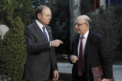 El ministro de Hacienda, Cristóbal Montoro y el presidente del Senado, Pío García Escudero, en la VI Conferencia de Presidentes.
