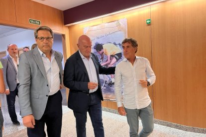 Ángel González, director del centro hospitalario, Jesús Julio Carnero, alcalde de Valladolid, con Perico Delgado, en el homenaje a Federico Martín Bahamontes en el Centro Hospitalario Benito Menni. -E.M.