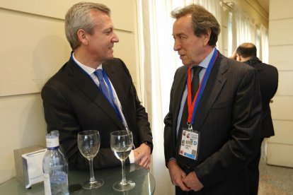 El vicepresidente de la Junta, José Antonio de Santiago Juárez, dialoga con el vicepresidente de la Xunta de Galicia, Alfonso Rueda, durante la celebración de la VI Conferencia de Presidentes.