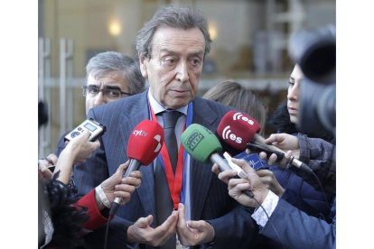 El vicepresidente de la junta de Castilla y León, José Antonio Santiago Juárez, atiende a los medios de comunicación para hacer una valoración de la VI Conferencia de Presidentes.