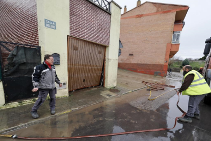 Limpieza de las casas inundadas tras la crecida del Cega. Photogenic/Miguel Ángel Santos.