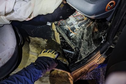 Estado del vehículo que volcó con dos menores, de 15 y 16 años, en Villanubla. -BOMBEROS DIPUTACIÓN VALLADOLID