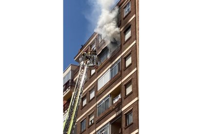 Los bomberos intervienen en el incendio de una vivienda en la calle Torrecilla de Valladolid