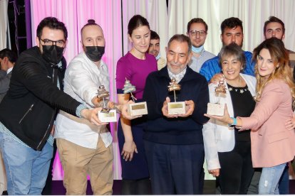 Los ganadores de los Pinchos Oro, Plata, Bronce y Cobre, en primer plano.  / J.M. LOSTAU