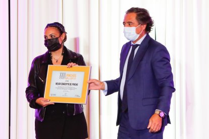 Manuel Salgado entrega el Accésit  al mejor concepto de Pincho al restaurante 5 Gustos por #Robaalmono.  / J.M. LOSTAU