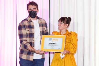 Patricia García, presidenta de la Asociación de Celiacos de Castilla y León entrega el Premio al Pincho Sin Gluten a Suite 22.  / J.M. LOSTAU