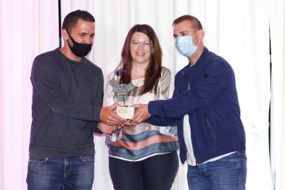 La vicepresidenta de la Diputación, Gema Gómez, entrega el Premio al Mejor Pincho de la Provincia para Buena Brasa.  / J.M. LOSTAU