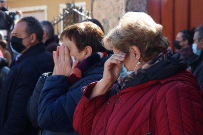 Vecinos de Traspinedo lloran la muerte de Esther. J. M. LOSTAU
