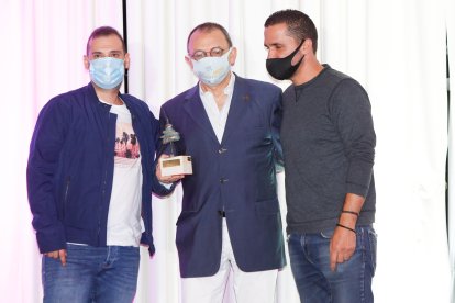 Buena Brasa recoge el Premio al mejor postre de manos del presidente del Jurado de postres, Ricardo Blanco.  / J.M. LOSTAU
