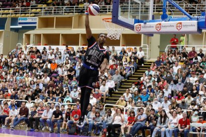 Exhibición de los Harlem Globetrotters en Valladolid. / J. M LOSTAU
