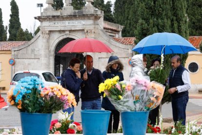 Preparativos para el Día de Todos los Santos en el Cementerio del Carmen. - J. M. LOSTAU