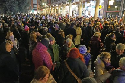 Concentración en plaza de Fuente Dorada contra la violencia de género. J.M. LOSTAU