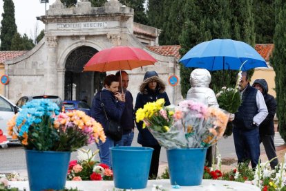 Preparativos para el Día de Todos los Santos en el Cementerio del Carmen. - J. M. LOSTAU