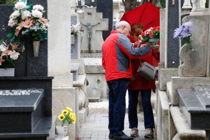 Preparativos para el Día de Todos los Santos en el Cementerio del Carmen. - J. M. LOSTAU