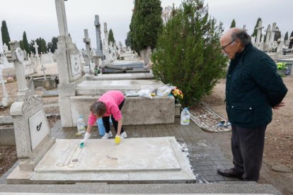 Preparativos para el Día de Todos los Santos en el Cementerio del Carmen. - J. M. LOSTAU