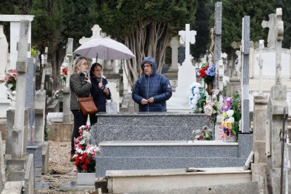 Preparativos para el Día de Todos los Santos en el Cementerio del Carmen. - J. M. LOSTAU