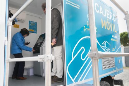 Una persona mayor utiliza el cajero móvil en Cogeces de Íscar (Valladolid). -J.M. LOSTAU