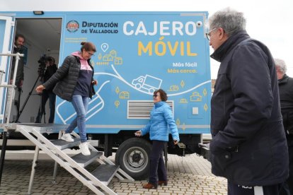 Vecinos de Cogeces de Íscar (Valladolid) se disponen a usar por primera vez el cajero móvil. -J.M. LOSTAU