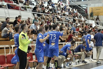 Banquillo del Recoletas Atlético Valladolid celebrando un gol, en Huesca. / EL MUNDO