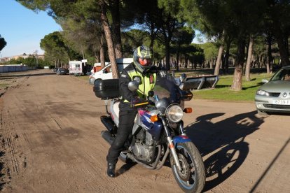 Llegada de un motero a Motauros. J.M. LOSTAU