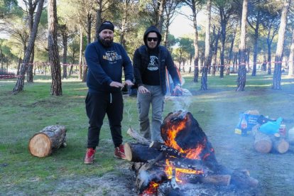Dos moteros en Motauros al calor de una hoguera. -J.M. LOSTAU