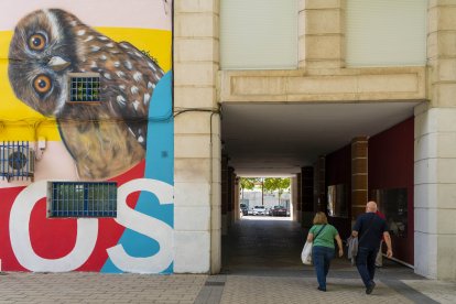 Los 'Murales de la Felicidad' se impregnan en las calles de Pajarillos. ICAL
