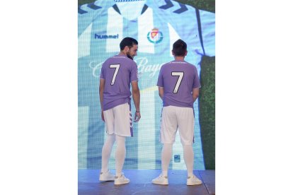 HOMENAJE (1) Parte posterior de la camiseta blanquivioleta. / M.Á.S.