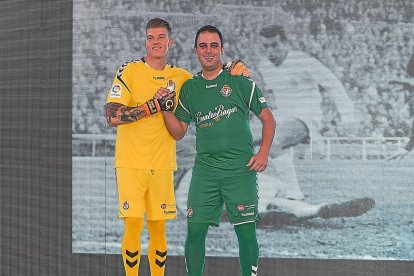 HOMENAJE (3) Amarillo y verde para el portero del Valladolid. / M.Á.S.