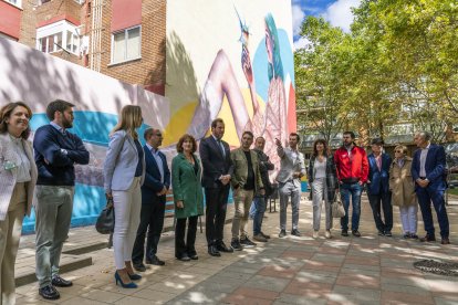 El alcalde de Valladolid, Óscar Puente, presenta los Murales de la Felicidad, de Pajarillos Educa, con distintos miembros del equipo de Gobierno Municipal. ICAL