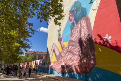 Los 'Murales de la Felicidad' se impregnan en las calles de Pajarillos. ICAL
