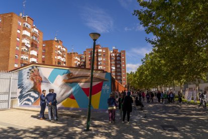 Los 'Murales de la Felicidad' se impregnan en las calles de Pajarillos. ICAL