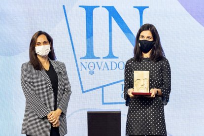 DE RECOGER LA ENERGÍA DEL VIENTO AL ASFALTO. Adriana Ulibarri, consejera delegada de Edigrup Media, entregó el premio al Mejor Proyecto del Año a Alicia Aguado Pesquera, investigadora del proyecto Life Refibre de Cartif. «Supone un reconocimiento al esfuerzo y dedicación llevada a cabo por todo el equipo; estamos muy contentos y nos sentimos muy orgullosos de recibir este galardón», apuntó Aguado Pesquera. Este proyecto está coordinado por ICCL. INNOVADORES 2020