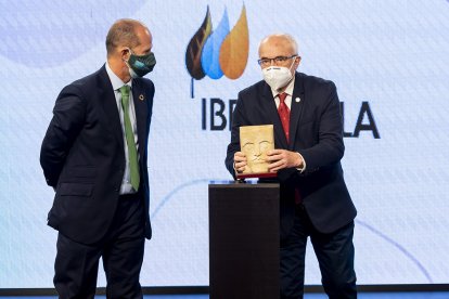 Miguel Calvo, delegado de Iberdrola en Castilla y León, fue el encargado de entregar ayer el premio Iberdrola a la Mejor Investigación Universitaria a Fernando Rull, director del grupo de investigación ERICA de la UVA.