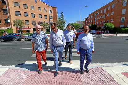 Vélez, con Puente, durante una visita a unas obras. -J.M. LOSTAU