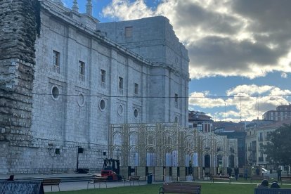 Instalación este martes de 'El Palacio de la luz' en la plaza de Portugalete de Valladolid. -J.M. LOSTAU