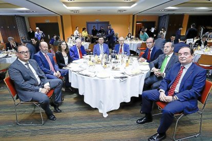 Nicanor Santos (Caja Rural de Zamora), Ernesto Moronta (Caja Rural de Salamanca), Soraya Mayo (ATA), Pedro García Romera (Caja Viva-Caja Rural), Carlos Fernández Carriedo (consejero de Empleo), Ramiro Ruiz Medrano (vicepresidente Mesa de las Cortes), Víctor Alonso Monge (vicepresidente Diputación Valladolid), Cipriano García (Caja Rural de Zamora) y Ramón Sobremonte (Caja Viva-Caja Rural).