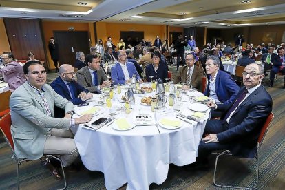 Guzmán Gómez (portavoz Diputación Valladolid), Felipe Ramos (subdirector El Mundo de Castilla y León), Raúl de la Hoz (portavoz PP en las Cortes), Luis Fuentes (portavoz Ciudadanos en las Cortes), Rosa Luna Fernández(Ciudadanos en León) Juan Carlos de Margarida (Colegio Economistas Valladolid), Juan José Sanz Vitorio (PP Segovia) y Pedro Pisonero (Iberaval).