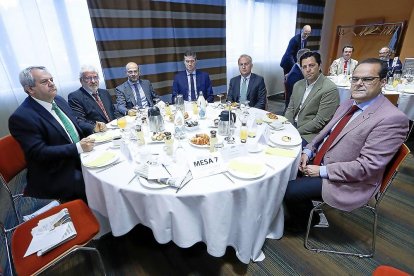 Miguel Ángel González (MCVA Iniciativas Empresariales), José Luis Álvarez y José María Zarandieta (Acor), Juan Francisco Pérez (Iberdrola), Jorge Esteban (Caja Viva-Caja Rural), Javier Martín (Timberplan) y Cayetano Cifuentes (Consultoría Cayetano Cifuentes).